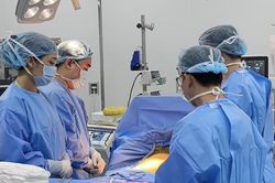 Phút giây tiễn biệt, gia đình thực hiện tâm nguyện cuối cùng của con gái 19 tuổi