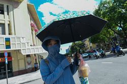 Nắng nóng ở miền Bắc có thể kéo dài hơn dự báo, bao giờ có mưa giông?