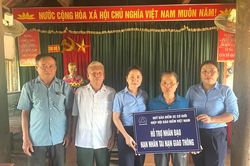 Quỹ Bảo hiểm xe cơ giới hỗ trợ 90 triệu đồng cho gia đ&igrave;nh 2 nạn nh&acirc;n tai nạn giao th&ocirc;ng ở Nghệ An