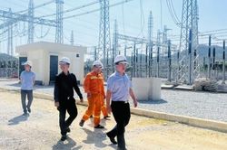 Giữa cao điểm nắng nóng, thợ truyền tải 'căng mình' giữ điện