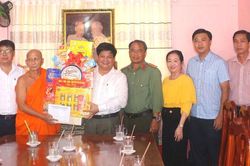 Trưởng ban Tuyên giáo và Dân vận Tỉnh ủy An Giang Tống Phước Trường chúc mừng Đại lễ Phật đản tại hai xã An Châu và Óc Eo
