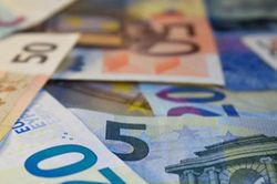 Tỷ giá Euro ngày 26/05: Ngân hàng giảm sâu nhất 121 đồng, chợ đen tăng giá