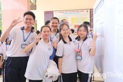 Thí sinh Đồng Tháp phấn khởi trong buổi làm thủ tục dự thi tuyển sinh lớp 10