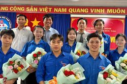 Gieo 'hạt giống đỏ' dưới mái trường THPT