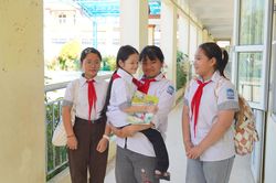 Những bước chân cùng bạn đến trường
