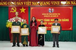 Tự hào tấm Huy hiệu Đảng trao