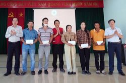 Trao quà cho người dân có hoàn cảnh khó khăn ở xã Lệ Ninh