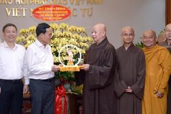 Bí thư Thành ủy TP.HCM Trần Lưu Quang thăm, chúc mừng nhân Đại lễ Phật đản đến Ban Trị sự TP.HCM