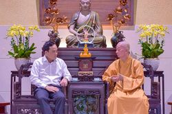 B&iacute; thư Th&agrave;nh ủy TP.HCM Trần Lưu Quang đến ch&ugrave;a Hu&ecirc; Nghi&ecirc;m thăm Đức Ph&aacute;p chủ GHPGVN