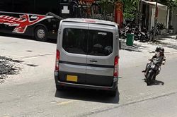 Phóng tốc độ 'đạn bắn', xe máy tông mạnh xe khách đang rẽ sang ngã ba