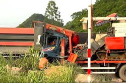 Tai nạn giao th&ocirc;ng 26/5: T&agrave;i xế xe tải tử vong trong cabin sau va chạm xe đầu k&eacute;o