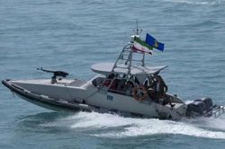 Mỹ không kích tàu của IRGC và trận địa tên lửa Iran gần Hormuz