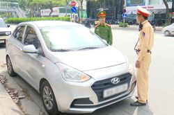 H&agrave; Nội: CSGT xử l&yacute; hơn 2.200 xe dừng, đỗ tr&aacute;i ph&eacute;p trong 10 ng&agrave;y
