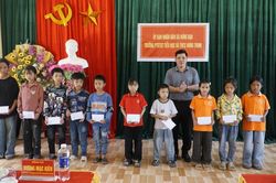 Đoàn công tác của tỉnh thăm, tặng quà Tết Thiếu nhi 1/6 tại xã Hưng Đạo