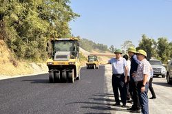 Ph&oacute; Chủ tịch UBND tỉnh Ho&agrave;ng Văn Thạch kiểm tra tiến độ thi c&ocirc;ng giai đoạn 2 dự &aacute;n cao tốc Đồng Đăng - Tr&agrave; Lĩnh
