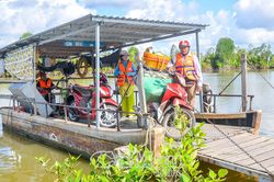 Văn hoá giao thông với bình yên sông nước