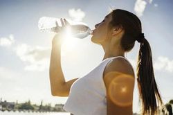 Cách uống nước đúng để tránh sốc nhiệt do nắng nóng và những sai lầm thường gặp