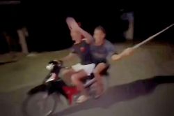 Nhóm thanh niên không mũ bảo hiểm, 'múa' dao trên đường rồi quay clip câu view