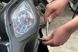 Thủ đoạn bẻ khóa xe máy chưa tới 1 phút của 2 tên trộm