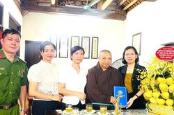 Lãnh đạo phường Tây Tựu thăm, chúc mừng nhân Đại lễ Phật đản