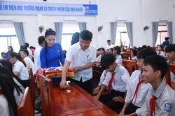 Trẻ em cần được bảo vệ cả ngoài đời thực lẫn trên không gian mạng