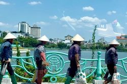 Ra đường như bước vào lò than, người Hà Nội quay quắt giữa nắng nóng cực hạn