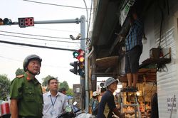 Người dân chung tay lập lại trật tự lòng lề đường khu vực chợ Bình Triệu