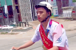 Danh tính 'con nhà người ta' đeo huy chương trĩu cổ sau lễ bế giảng