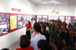 Khai mạc triển lãm ảnh 'Từ căn cứ địa Việt Bắc đến Chiến dịch Điện Biên Phủ'