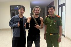 Du khách nước ngoài cảm ơn sự giúp đỡ của lực lượng Công an Đà Nẵng và người dân địa phương
