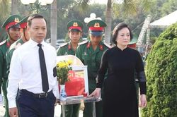 Ph&oacute; Thủ tướng Phạm Thị Thanh Tr&agrave; dự lễ an t&aacute;ng 9 h&agrave;i cốt liệt sĩ tại Điện Bi&ecirc;n