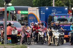 Người bán hàng tràn xuống ngã tư ở Hà Nội, nguy cơ tai nạn rình rập