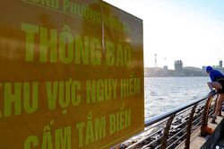 Nắng nóng hầm hập, người dân chui rào, trèo thang dây tắm biển ở khu vực cấm