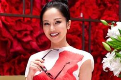 Diva Hồng Nhung mặt sưng phù vẫn lên sân khấu diễn, tìm chỗ dựa khi điều trị ung thư