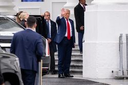 &Ocirc;ng Trump tuy&ecirc;n bố c&oacute; sức khỏe 'ho&agrave;n hảo' sau buổi kiểm tra y tế định kỳ