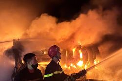 Liên tiếp xảy ra 2 vụ cháy công ty ở Phú Thọ, Công an Hà Nội chi viện phương tiện
