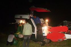 Cảnh nông dân thắp đèn xuyên đêm gặt lúa để trốn nắng 'cháy da'