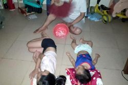 Mất điện giữa nóng bức ở Hà Nội: Cả nhà 'ôm đá lạnh' chống chọi xuyên đêm