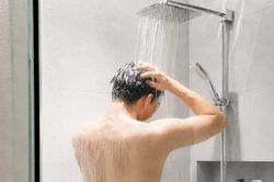 5 thói quen nhiều người làm ngay khi đi nắng về rất hại sức khỏe