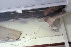 Mảng vữa trên trần phòng cấp cứu bất ngờ rơi, 1 bệnh nhân bị thương