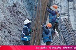 Công nhân 'vượt nắng' trên các công trường