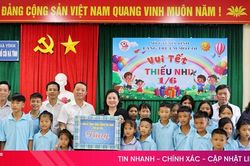 Chủ tịch UBND tỉnh tặng quà cho trẻ em nhân Ngày Quốc tế thiếu nhi