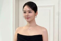 Nữ diễn viên Han Ga In diện váy hở bạo, khoe vẻ đẹp không tuổi