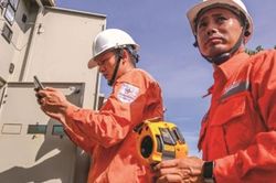 Không thể ném đá giấu tay khi ngành điện đang gồng mình
