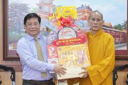 Chủ tịch UBND tỉnh An Giang Hồ Văn Mừng thăm, chúc mừng Đại lễ Phật đản tại phường Rạch Giá