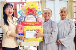 Đồng chí Trần Thị Thanh Hương chúc mừng Đại lễ Phật đản tại xã Tân Hiệp