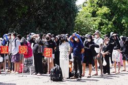 Bộ đội Bi&ecirc;n ph&ograve;ng tỉnh An Giang tiếp nhận c&ocirc;ng d&acirc;n Việt Nam do ph&iacute;a Campuchia trao trả