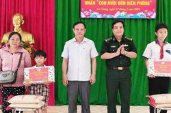Tư lệnh Bộ đội Bi&ecirc;n ph&ograve;ng nhận 'Con nu&ocirc;i Đồn Bi&ecirc;n ph&ograve;ng' tại An Giang