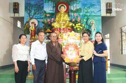 Lãnh đạo xã Ninh Phước thăm, tặng quà các cơ sở Phật giáo