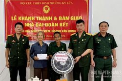 Thắm t&igrave;nh đồng đội